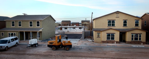 El prietito en el arroz: dos casas en medio de complejo para estudiantes